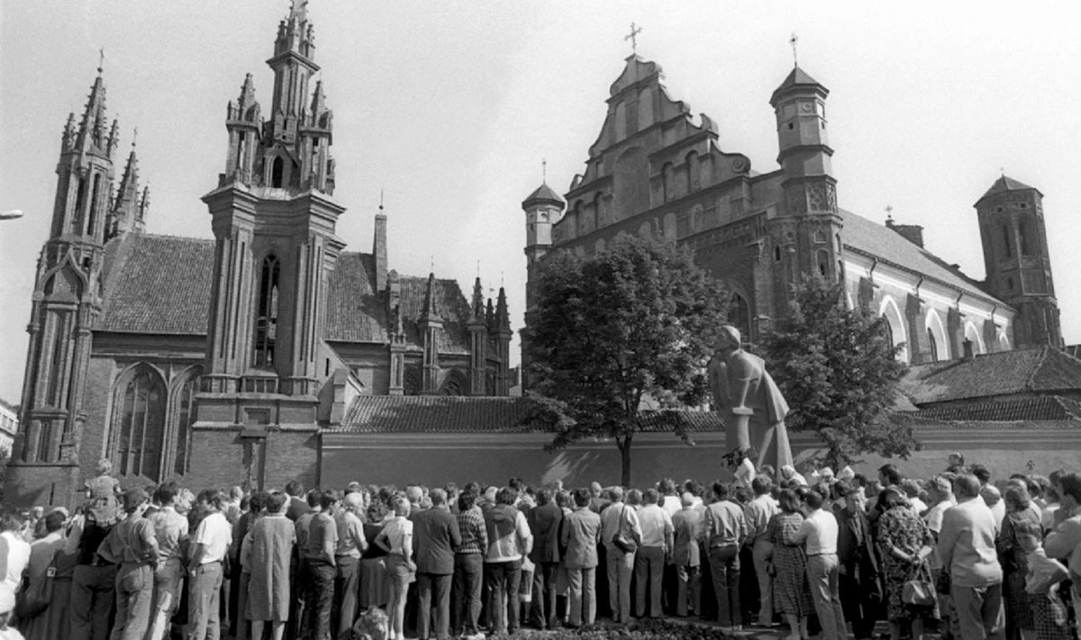 Rally next to Adam Mickiewicz monument in Vilnius in Aug 23, 1987