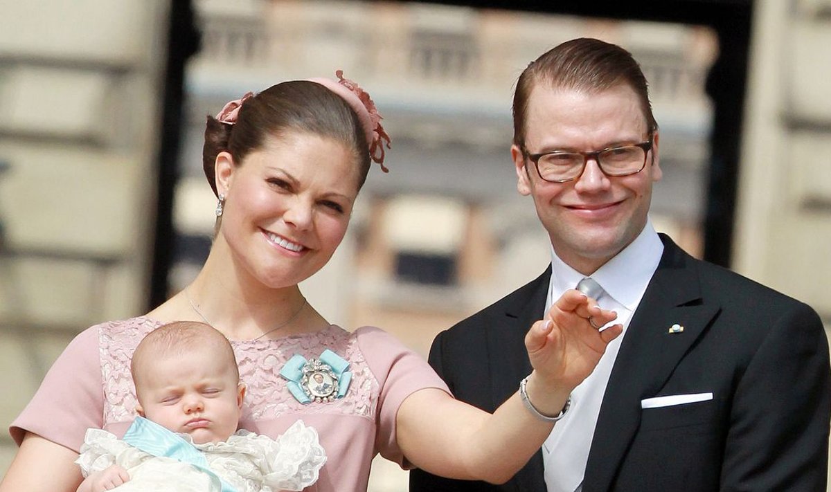 Švedijos princesė Victoria ir princas Danielis krikštija princesę Estellę