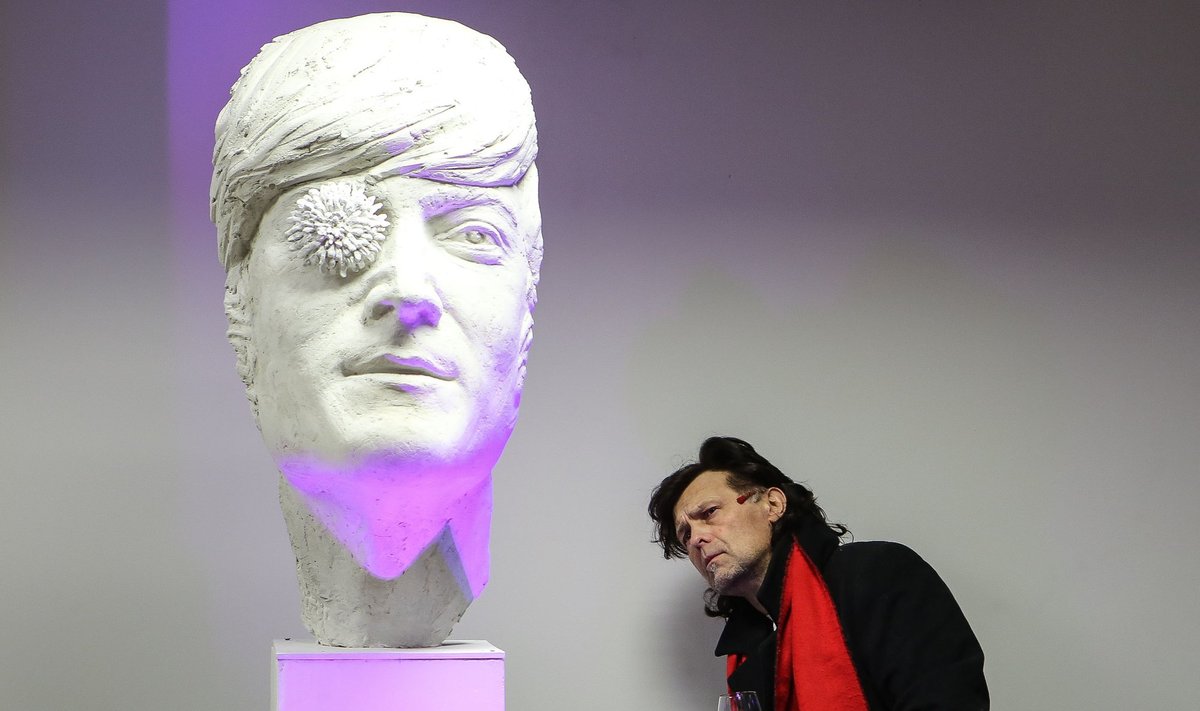 Pristatomas Johno Lennono skulptūros gipsinis modelis
