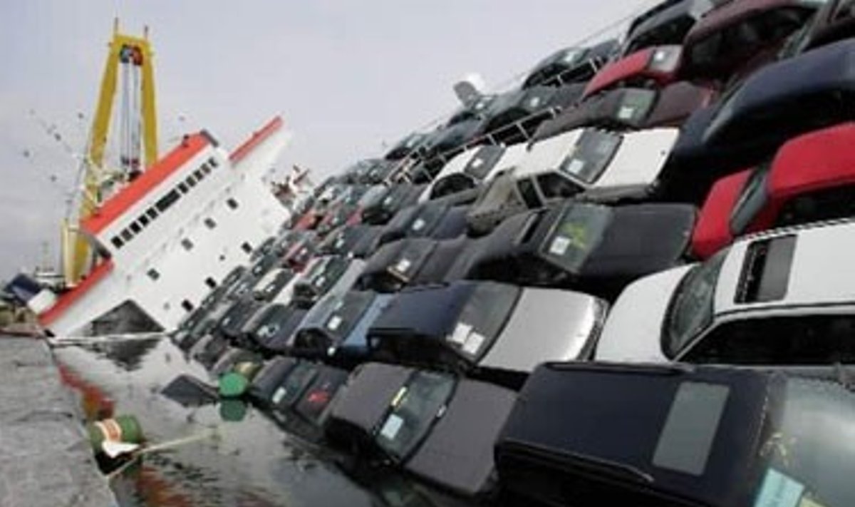 Padėvėtos mašinos įstrigo dėl gaisro pasvirusiame Libano laive, Antverpeno uoste.