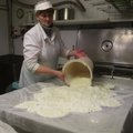 „Rankų darbo“ pieno perdirbimas: kaip vyksta sūrio gamyba