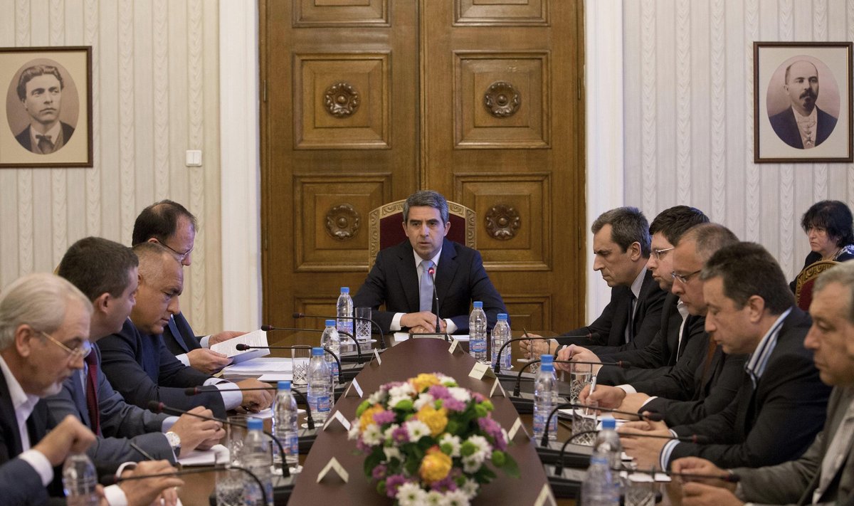 Bulgarijos prezidentas  Rosenas Plevnelijevas su politinių partijų lyderiais