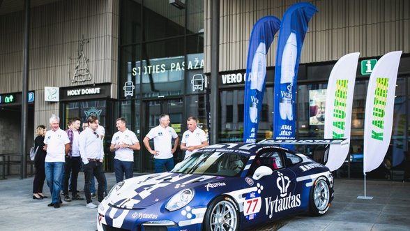 Dar vienas „Porsche 911“ 1006 km lenktynėse: Kauno autobusų stotyje pristatyta „Vytautas gazuotas“ komanda