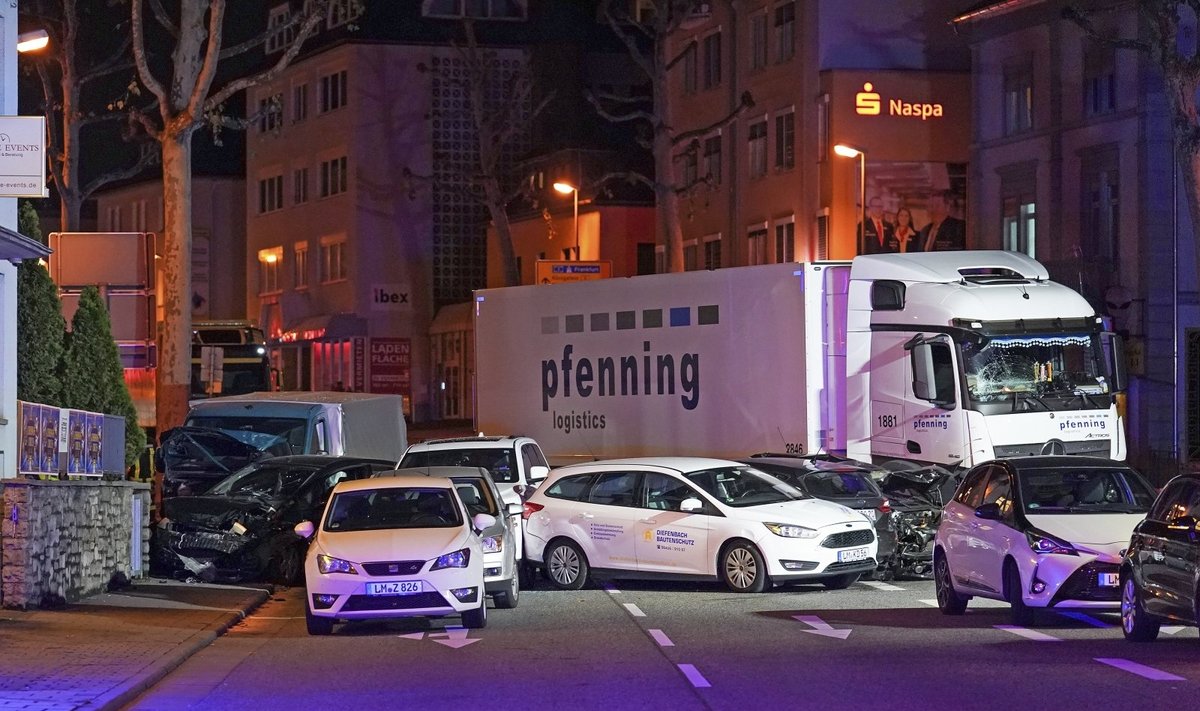 Migrantas iš Sirijos Limburge pavogtu sunkvežimiu rėžėsi į lengvuosius automobilius