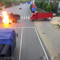 Nufilmuota: susidūrus sunkvežimiui ir motociklui kilo gaisras