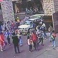 Vaizdo kameros Taivane užfiksavo, kaip automobilis rėžėsi į moksleivių būrį