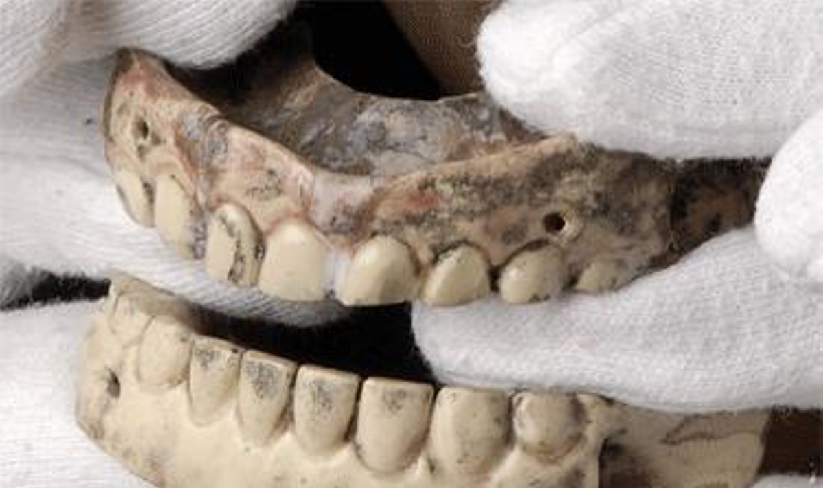 Britų muziejuje eksponuojami Arthur'o Richard'o Dillon'o dantų protezai