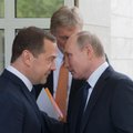 Путин в день рождения повысил зарплаты себе и Медведеву