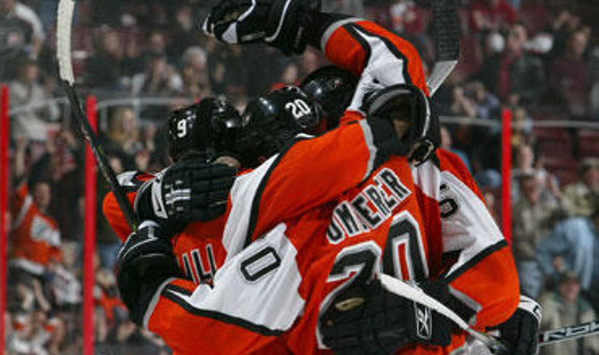 Filadelfijos "Flyers" ledo ritulininkai džiaugiasi įvarčiu