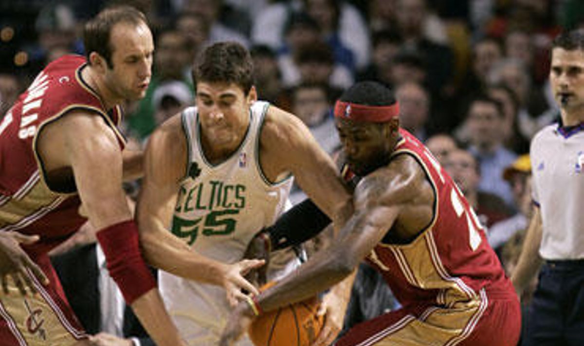 Žydrūnas Ilgauskas ir LeBronas Jamesas ("Cleveland Cavaliers") stabdo Wally Szczerbiaką ("Boston Celtics")
