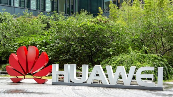 Kinijos URM: valstybės turi užbaigti „prasimanymus“ apie „Huawei“