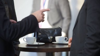 Darbuotojo ginčai su darbdaviu: teisininkas patarė, kada verta kreiptis į aukštesnes instancijas ir kokias rizikas būtina įvertinti