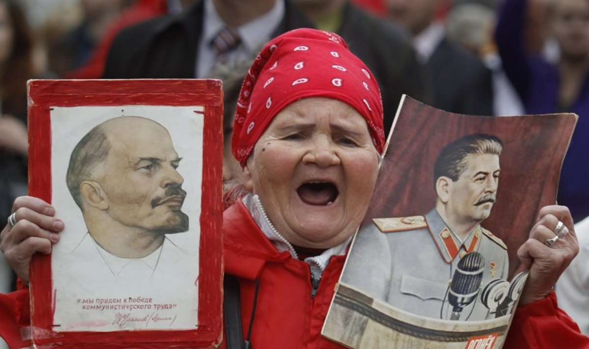 Moteris su V.Lenino ir J.Stalino portretais