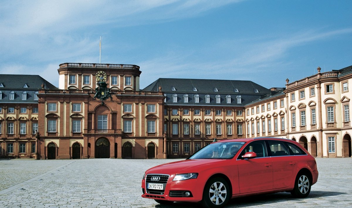 Graži Vokietijos architektūra: „Audi A4 Avant“ prie Manheimo pilies