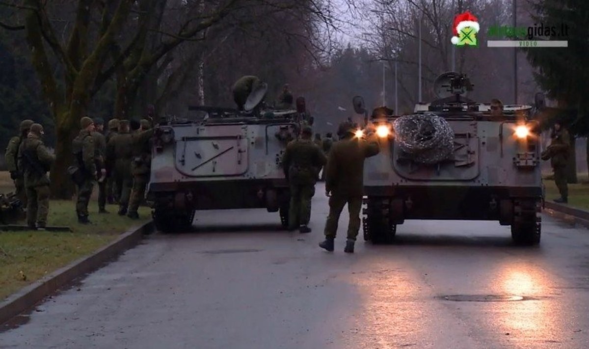 Alytaus gatvėmis rieda vikšriniai šarvuoti transporteriai, patruliuoja karo policija