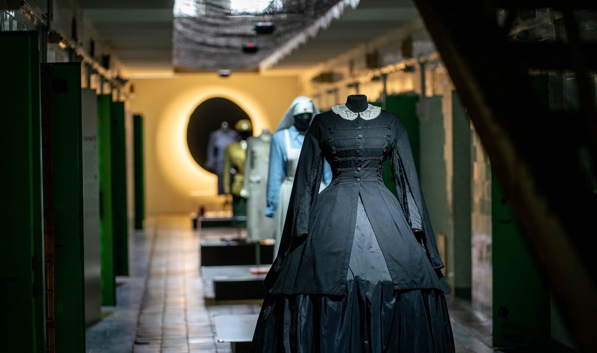 XIX. a. II pusėje moterų vilkėtus gedulo rūbus ir jiems kurtus aksesuarus galima išvysti parodoje Lukiškių kalėjime 2.0 (S. Samsono nuotr., LNM)