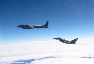 Karališkųjų Oro Pajėgų naikintuvas Typhoon virš Baltijos jūros perima Rusijos žvalgybinį lėktuvą Il-20