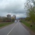 Vaizdo įrašas: stirna į kelią iššoko prieš pat automobilį