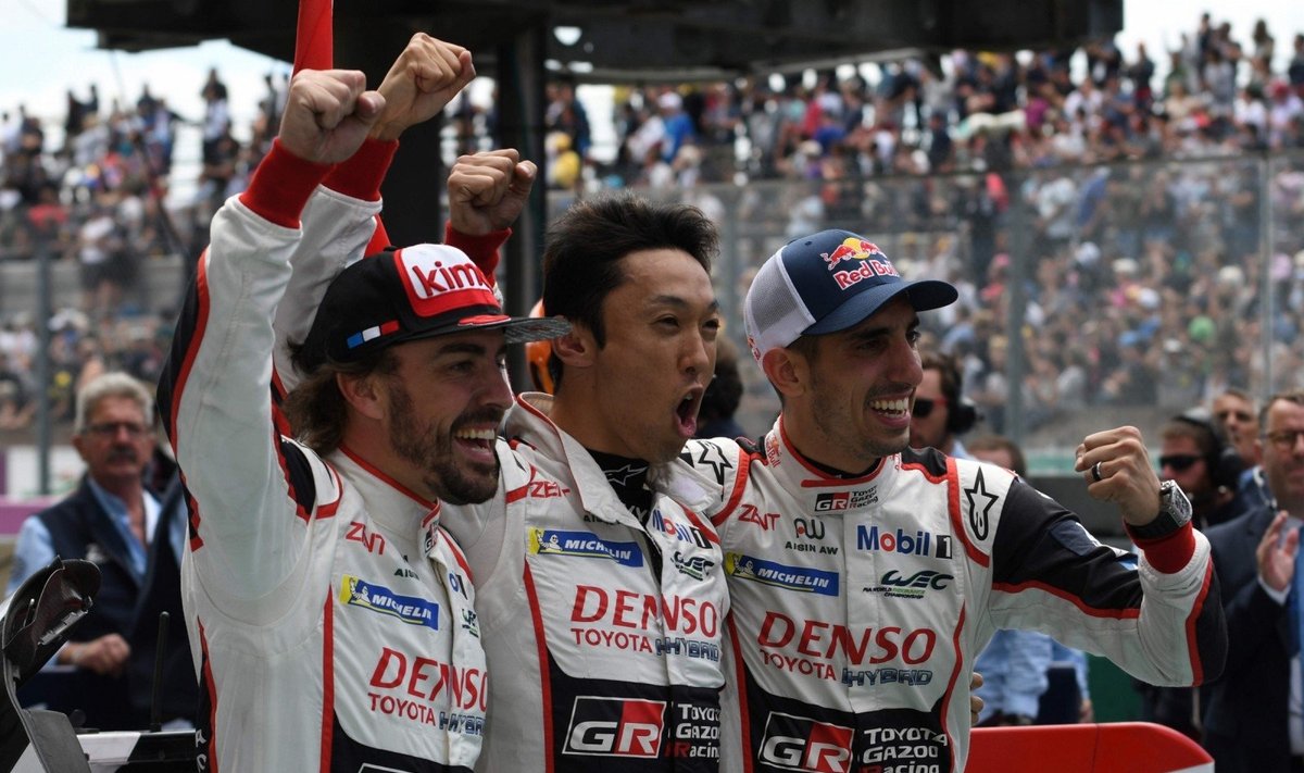 Le Mano lenktynėse triumfavo Fernando Alonso, Kazuki Nakajima ir Sebastienas Buemi su „Toyota TS050 Hybrid LMP1“ bolidu