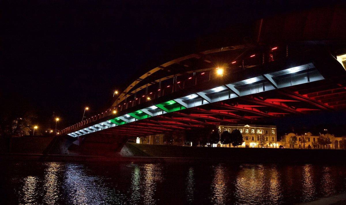 Vilniaus tiltai nušviesti Libano vėliavos spalva / Kastyčio Mačiūno nuotr.