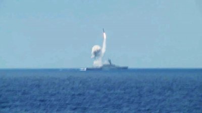 Rusijos karo laivai Viduržemio jūroje raketomis "Kalibr" atakuoja taikinius Sirijoje sparnuotosiomis raketomis
