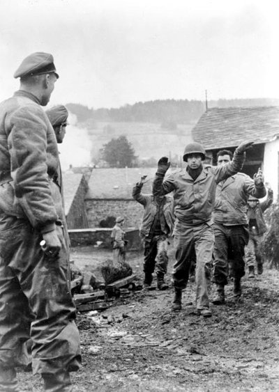 Amerikiečių kariai imami į nelaisvę. 1944 m. gruodis 