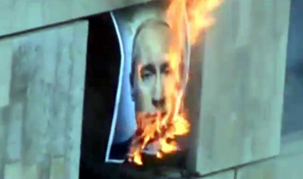 "Pussy Riot" sudegino Vladimiro Putino portretą