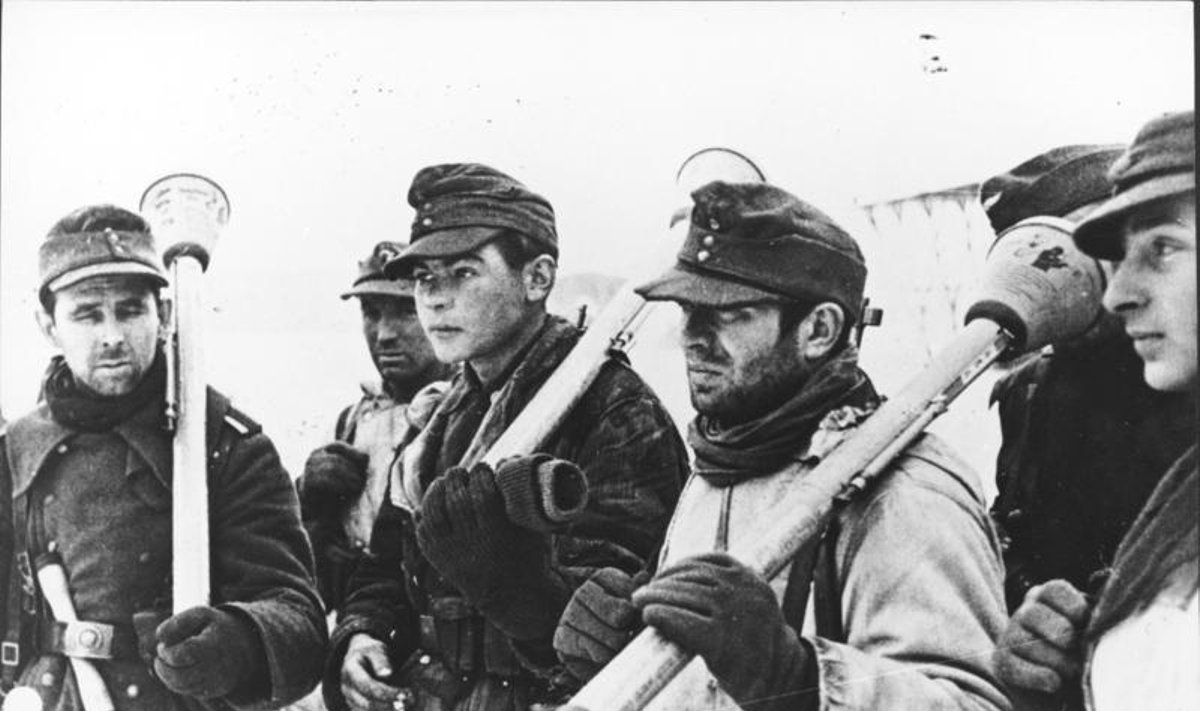 Vokiečių kariai su panzerfaust'ais 