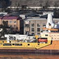 Rusijos Tolimuosiuose Rytuose degė šalies „pasididžiavimu“ laikytas laivas