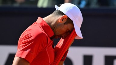 Iš turnyro Romoje sensacingai išmestas Džokovičius kaltę vertė ir incidentui su buteliu