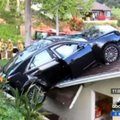 Amerikiečio automobilis nusileido kaimynui ant stogo