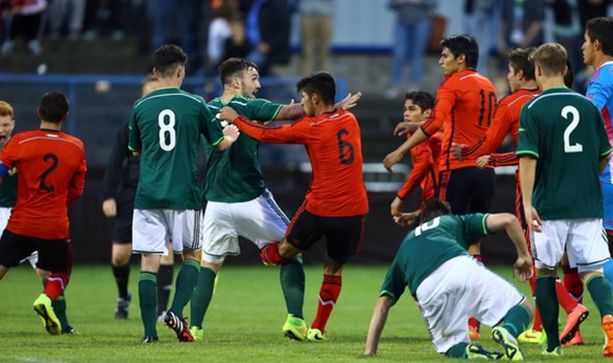 Š. Airijos ir Meksikos futbolininkų muštynės (news.hihid.co nuotr.)