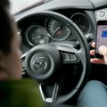 Lietuvoje įsigaliojo KET pakeitimai: ekspertė patarė, kaip saugiai naudotis telefonu automobilyje