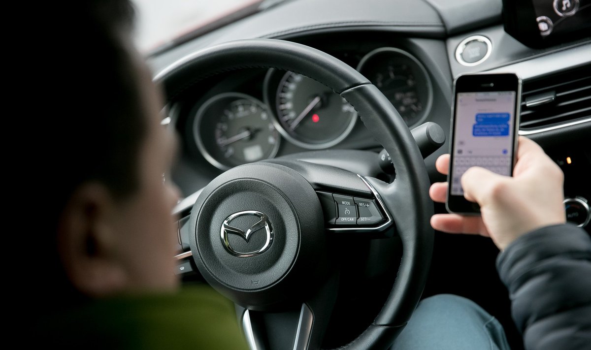 Mobiliojo ryšio priemonių naudojimas prie vairo – vienas dažniausių kelių eismo taisyklių pažeidimų Lietuvoje