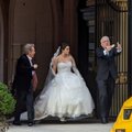 Selena Gomez pribloškė gerbėjus Niujorko gatvėse pasirodžiusi su įspūdinga vestuvine suknele