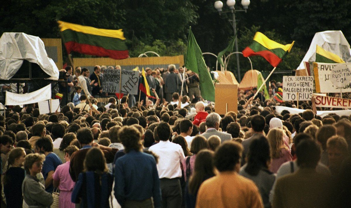1988 06 24 Vilnius. LPS mitingas Katedros aikštėje