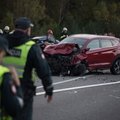 Kraupi avarija kelyje Varėna-Druskininkai: vienas žmogus prispaustas, medikai išvežė dar 6 žmones ir kūdikį
