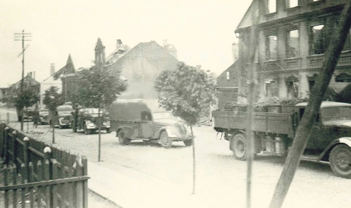 Karo pradžia Tauragėje – karinės mašinos rieda Dariaus ir Girėno gatve, 1941 m. birželio 25 d. Edmundo Mažrimo archyvo nuotrauka