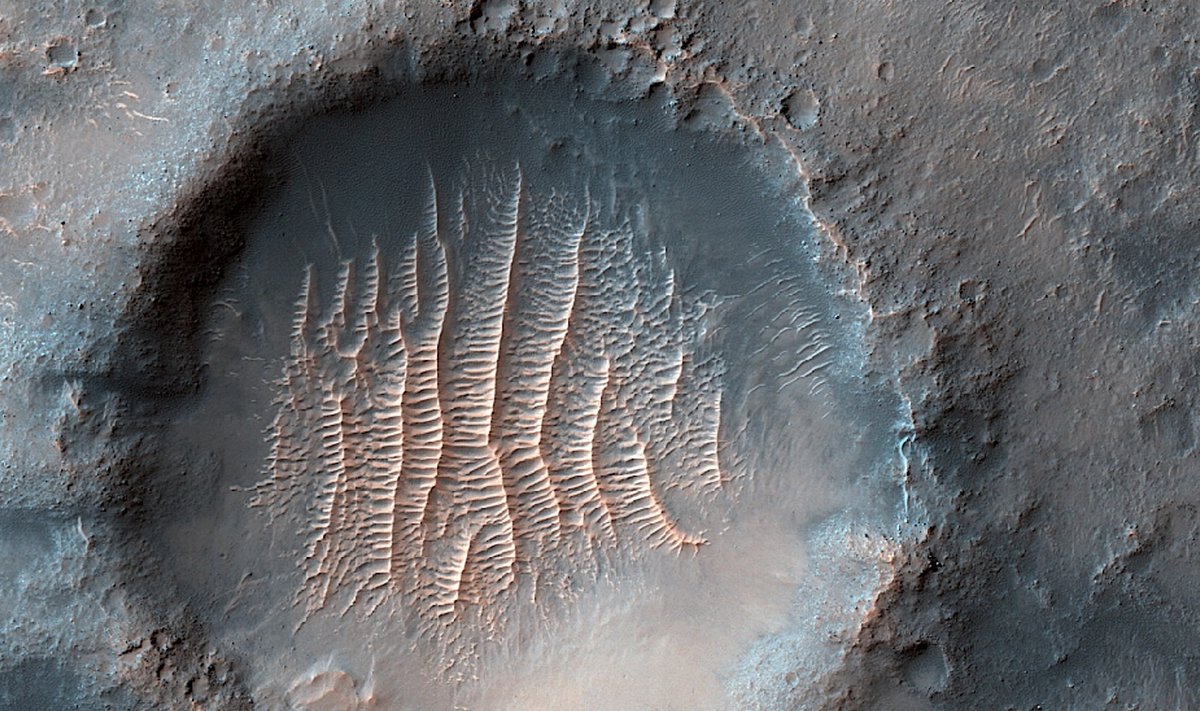 Marso krateris Airy-0 yra lyg Grinvičo obserbatorijos vieta Žemėje ir yra Marso ilgumos 0 laipsnių atskaitos taškas.