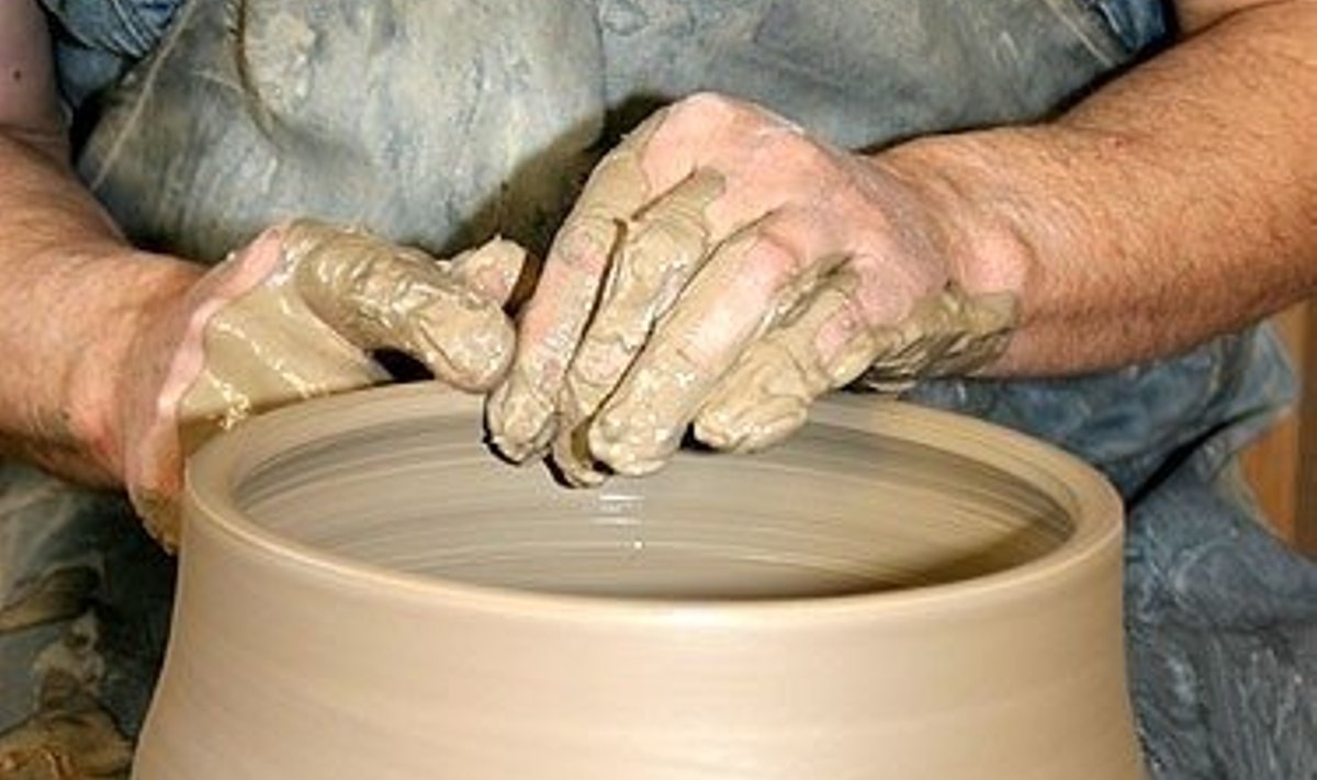 Keramikas žiedžia puodą