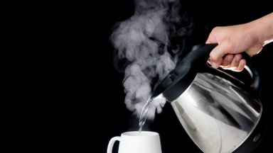 Pasakė, kodėl negalima iš karto gerti karštos arbatos ar kavos – palaukę 5 minutes keliskart sumažinsite sunkios ligos riziką