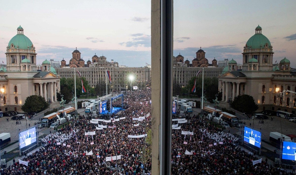 Belgrade tūkstančiai žmonių išėjo į gatves palaikyti Serbijos prezidento A. Vučičiaus