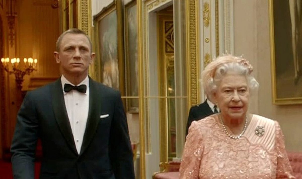 Anglijos karalienė - Jameso Bondo mergina