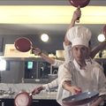 Neįtikėtinas vaizdo įrašas: choreografija su keptuvėmis, šiukšlių konteineriais ir krepšinio kamuoliais