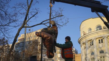 Kyjive demontuotas paminklas sovietų lakūnui Čkalovui