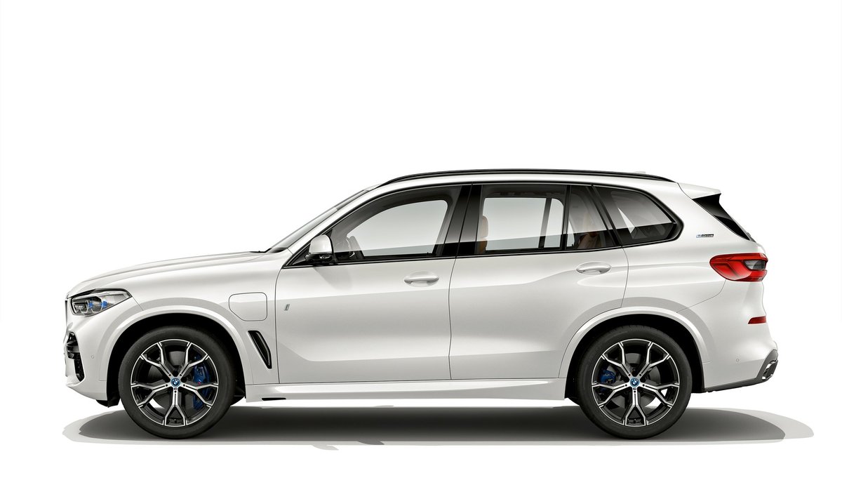 Iš tinklo įkraunamas BMW X5 hibridas
