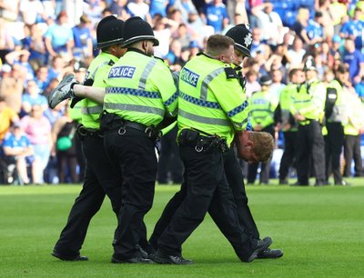 Apsaugos darbuotojai išveda "Everton" sirgalių