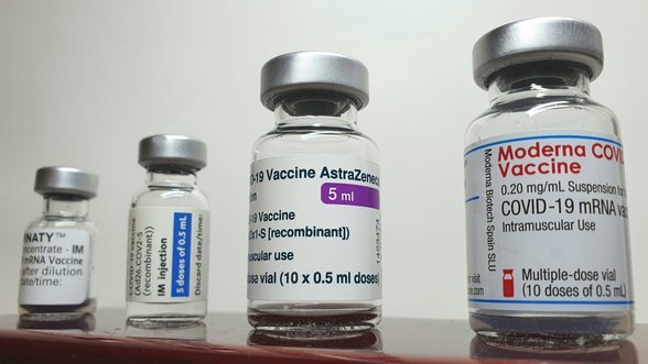 „Pfizer“ vakcinos veiksmingumas mažėja sparčiau nei „AstraZenecos“, rodo tyrimas