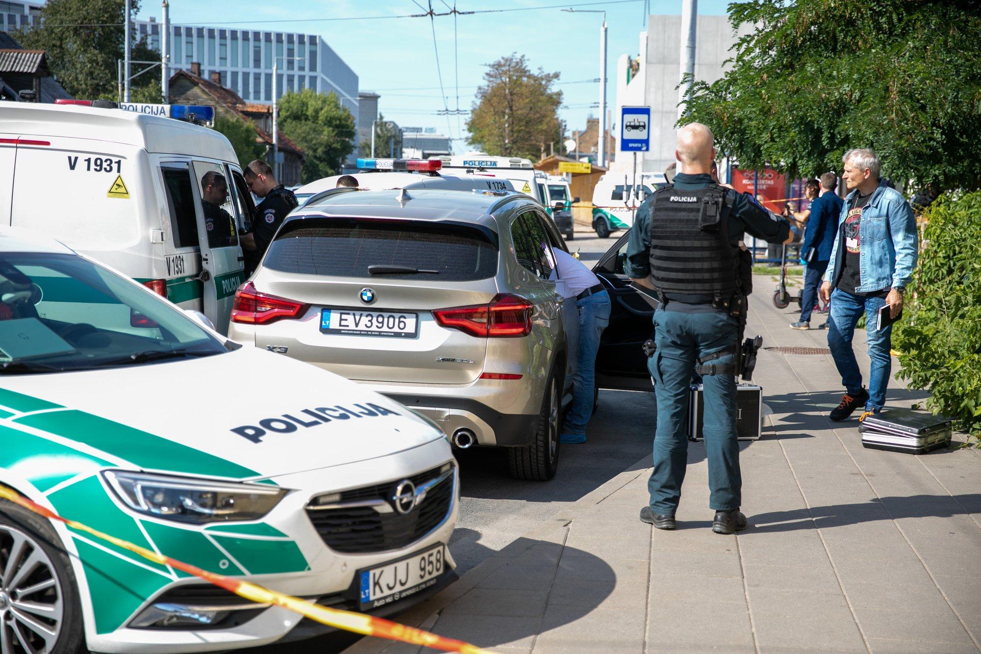 Vyras policijai pranešė, kad Vilniuje, automobilyje BMW, nušovė savo žmoną