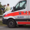 Prie „Maxima bazės“ sunkvežimis trenkėsi į „Opel“: nukentėjo du vaikai ir moteris